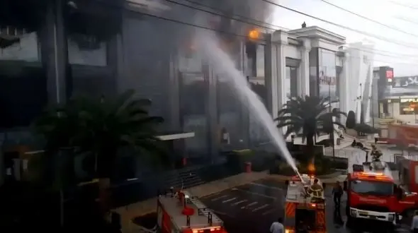 جزئیات آتش سوزی گسترده در یکی از بزرگترین فروشگاه‌های لباس چالوس 