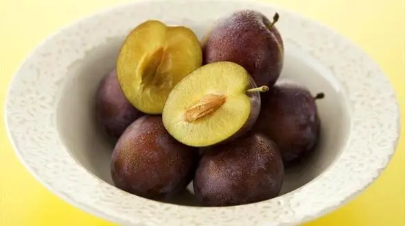 خواص بی نظیر این میوه فراموش شدنی نیست/پوستی درخشان با این میوه سیاه