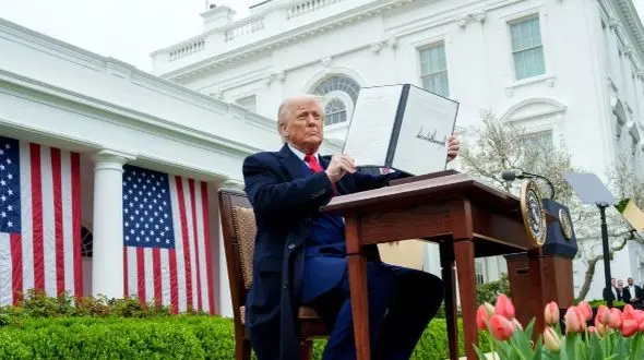 عقب‌نشینی ترامپ در برابر چین: تأثیر کاهش تعرفه‌ها بر اقتصاد آمریکا