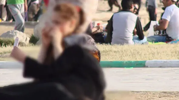 جنجال چادری بودن زن بی حجاب در دادگاه ! / این زن به شهید لگد زد !