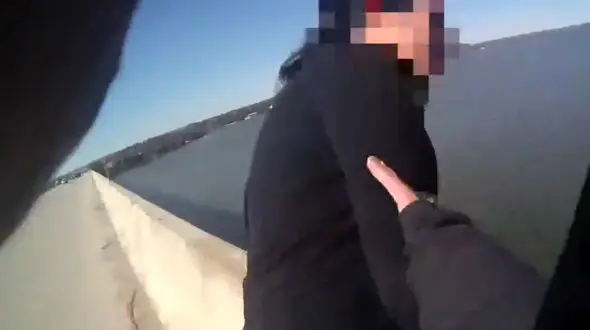 فیلم لحظه خودکشی نافرجام دخترجوان از روی پل