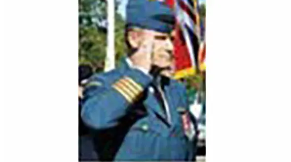 علاقه خاص آقای خلبان به پوشیدن لباس زنانه! / او راز مخوفی داشت+ عکس