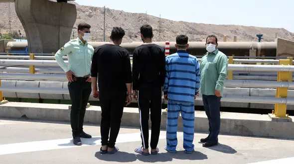 فیلم لحظه پایین انداختن جنازه مرد ثروتمند از پل امام علی تهران به کانال مشیریه  + گفتگو با قاتلان