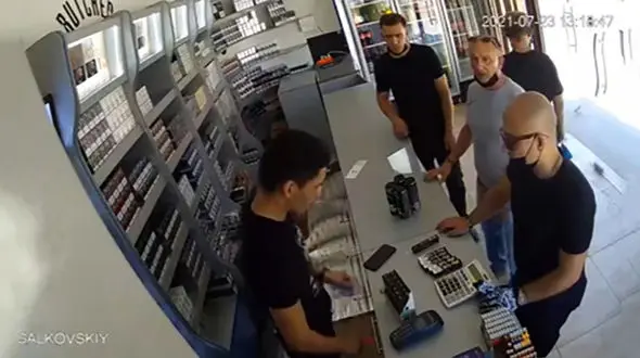 فیلم سرقت دزد چاقوکش از یک مغازه ! / همدستانش خونسرد بودند