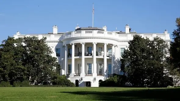 مشاور امنیت ملی کاخ سفید خرید بنزین از ایران را غیر قانونی دانست