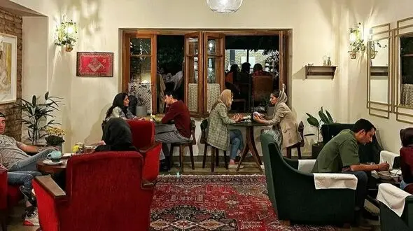 کافه‌ها، آخرین پناهگاه‌های زندگی شهری‌ را نبندید؛ جامعه به فضای گفت‌وگو نیاز دارد