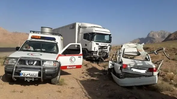 عکس تصادف شدید تریلی با پژو ۴۰۵ و ساینا در جنگل گلستان/ 12 تن روانه بیمارستان شدند