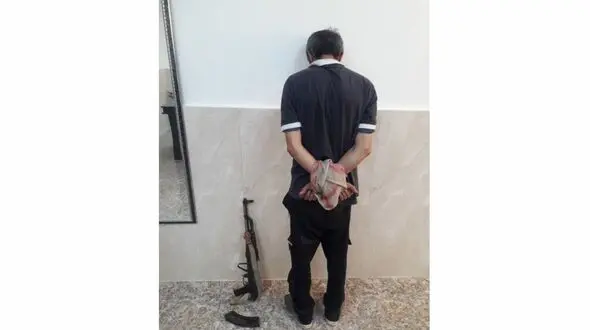 بازداشت عامل تیراندازی های وحشت آور در آبادان / مرد مسلح کلاشینکف داشت + عکس