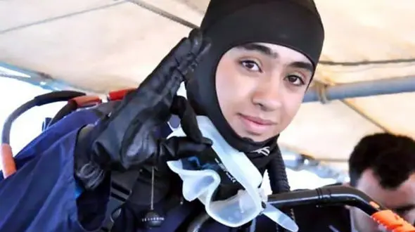 مراسم رکوردشکنی پیاده‌روی زیر آب با حجاب اسلامی / فریسا نیکو منش راد رکورد زد