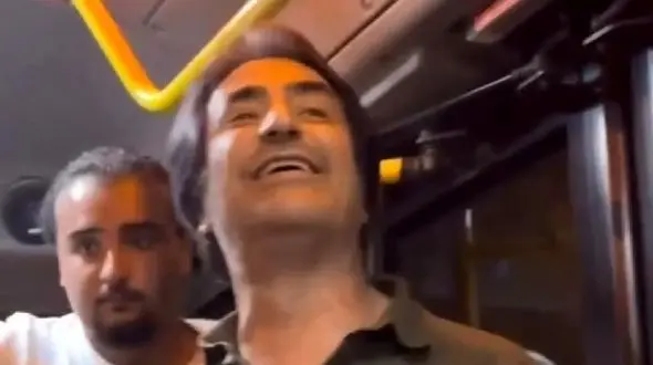 فیلم آواز باشکوه ماهسون خاکی ترین خواننده جهان /  سوار اتوبوس عمومی شد و برای مردم خواند و رقصید !