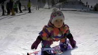 اسنوبورد حیرت انگیز نوزاد یک ساله در برف زمستانی / ماجراجویی در کوهستان