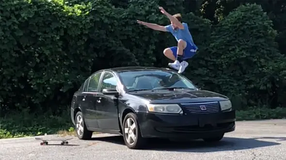 آکروبات این فرد روی ماشین ها دیدن دارد + فیلم 