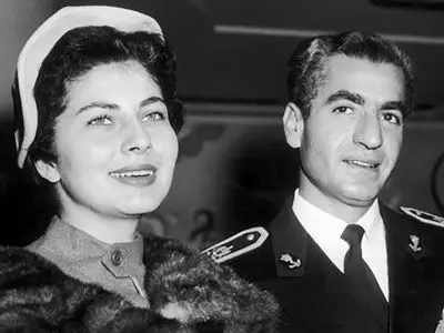 عکس  سفر در زمان/ سیاحت ثریا پهلوی زن دوم شاه تو کوچه خیابون های رودهن سال 1332