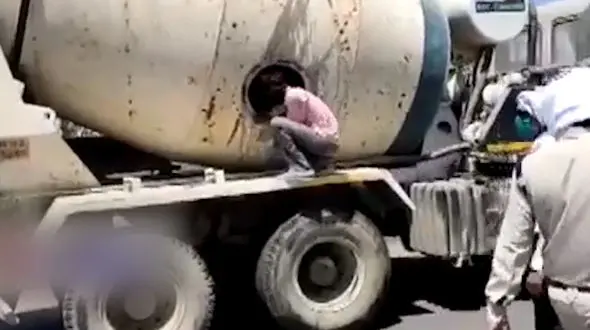 مخفی شدن مهاجران در داخل کامیون حمل سیمان! +فیلم و عکس