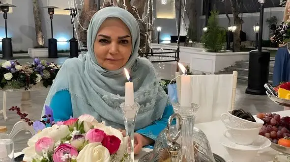 نگاهی به منزل فوق العاده مدرن و لاکچری الهه رضایی مجری محبوب نوستالژی/ چیدمان مبلمان تلفیقی، تابلو هنری، آباژور ایستاده