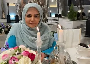نگاهی به منزل فوق العاده مدرن و لاکچری الهه رضایی مجری محبوب نوستالژی/ چیدمان مبلمان تلفیقی، تابلو هنری، آباژور ایستاده