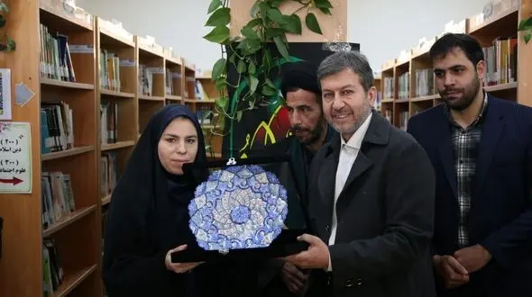 بازدید استاندار اصفهان از کتابخانه اردهال کاشان