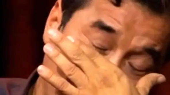 خداداد عزیزی: پدربزرگم روحانی بود و مکتب‌خانه داشت، مادرم هم حافظ قرآن بود؛ 35 ساله مادرم مرده و من هر روز 6 رکعت براش نماز می خونم و خیرات میدم ، هر روز صبحم میرم سر خاک بابام