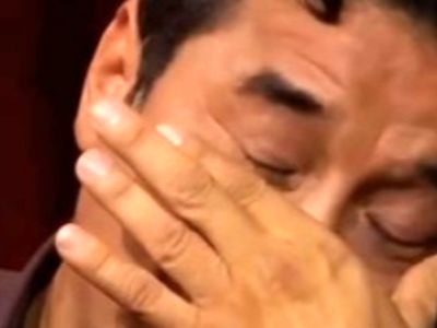 خداداد عزیزی: پدربزرگم روحانی بود و مکتب‌خانه داشت، مادرم هم حافظ قرآن بود؛ 35 ساله مادرم مرده و من هر روز 6 رکعت براش نماز می خونم و خیرات میدم ، هر روز صبحم میرم سر خاک بابام