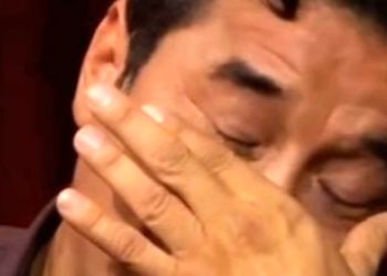 خداداد عزیزی: پدربزرگم روحانی بود و مکتب‌خانه داشت، مادرم هم حافظ قرآن بود؛ 35 ساله مادرم مرده و من هر روز 6 رکعت براش نماز می خونم و خیرات میدم ، هر روز صبحم میرم سر خاک بابام