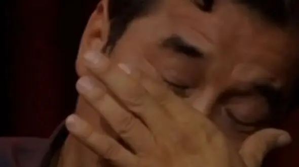 خداداد عزیزی: پدربزرگم روحانی بود و مکتب‌خانه داشت، مادرم هم حافظ قرآن بود؛ 35 ساله مادرم مرده و من هر روز 6 رکعت براش نماز می خونم و خیرات میدم ، هر روز صبحم میرم سر خاک بابام