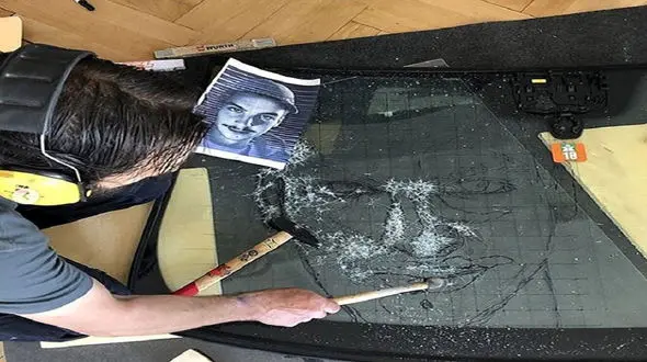 خلق پرتره چهره با چکش و شیشه + فیلم