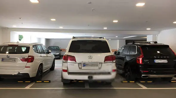 ببینید /  خسارت به ماشین میلیاردی توسط راننده زن بی‌حواس + فیلم عجیب