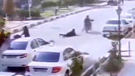 تصاویر لحظه کیف‌ قاپی خشونت آمیز در مشهد ؛ زن چادری روی زمین کشیده می‌شود!