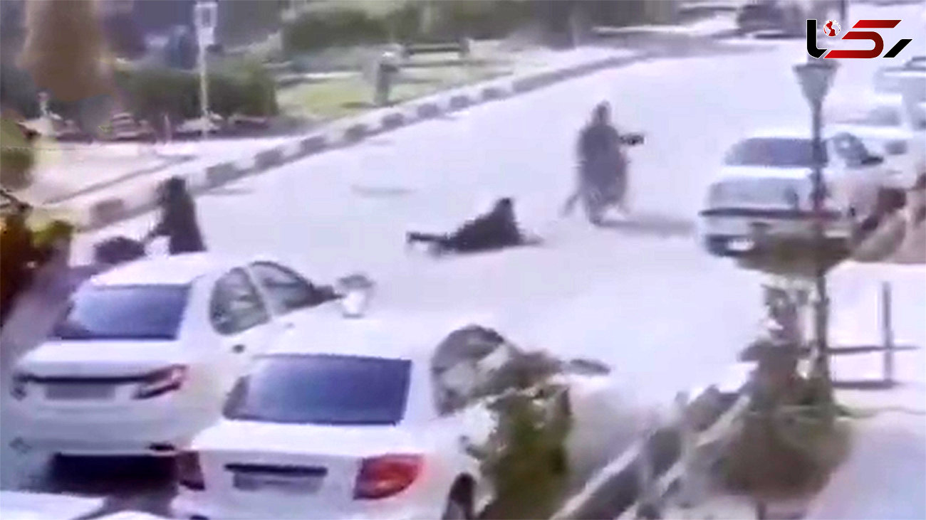 تصاویر لحظه کیف‌ قاپی خشونت آمیز در مشهد ؛ زن چادری روی زمین کشیده می‌شود!