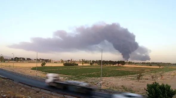 فیلم / اولین دقایق از نزدیک ترین فاصله به محل آتش سوزی پالایشگاه نفت تهران
