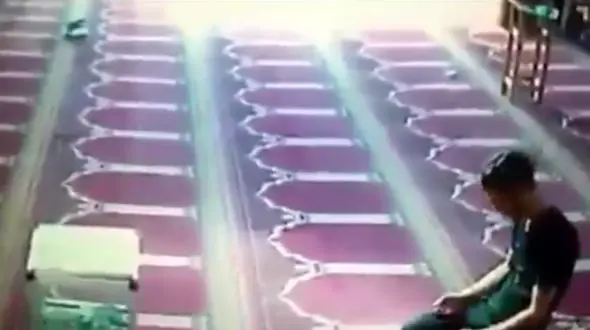 اقدام عجیب پسر جوان در مسجد! + فیلم