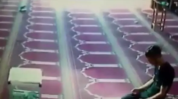 اقدام عجیب پسر جوان در مسجد! + فیلم