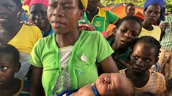 این زن سیل زده نوزادش را روی درخت زایید! / او خارجی است + عکس