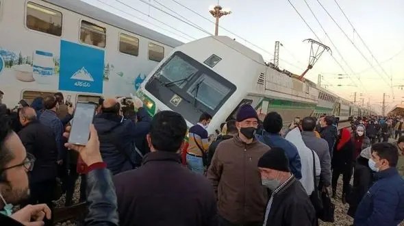 12 ساعت پس از حادثه تصادف دو قطار مترو، همچنان علت مشخص نیست + فیلم 