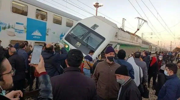 12 ساعت پس از حادثه تصادف دو قطار مترو، همچنان علت مشخص نیست + فیلم 