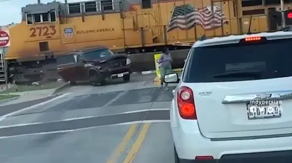 ببینید / فرار یک خانواده از تصادف هولناک با قطار! + فیلم دلهره آور