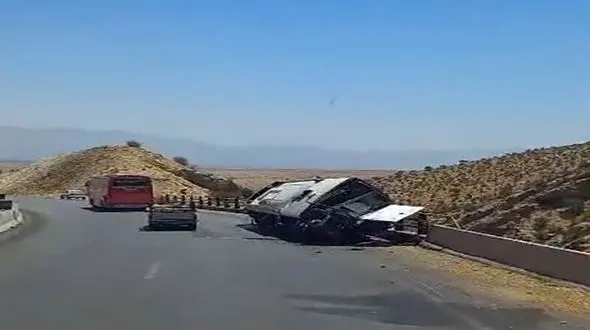 افزایش قربانیان حادثه واژگونی اتوبوس در محور فیروزآباد – کوار به 15 نفر