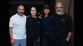 عکس ها / تیپ و استایل نسل زدی بازیگران زن و مرد تئاتر آرش / از حجاب کلاهی الیکا ناصری و رعنا آزادی ور تا ساعت قرمز رنگ بازیگر نقش صیاد شیرازی / از یقه بازی بازیگر آقای قاضی تا لباس رنگی علی شادمان