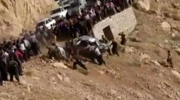 بالا کشیدن پراید له شده از ته دره با دست خالی! + فیلم و عکس