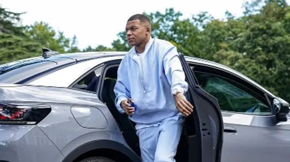 امباپه: وقتی 14 ساله بودم زیدان از من دعوت کرد در ماشین لوکسش بنشینم من هم از او پرسیدم باید داخل خودرو کفش‌هایم را از پایم در بیاورم یا...