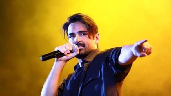 فیلم آواز باشکوه وابراز احساسات بسیار عاشقانه به یک دختر در کنسرت《سهراب پاکزاد/ چه دلبری میکنه فسقلی!