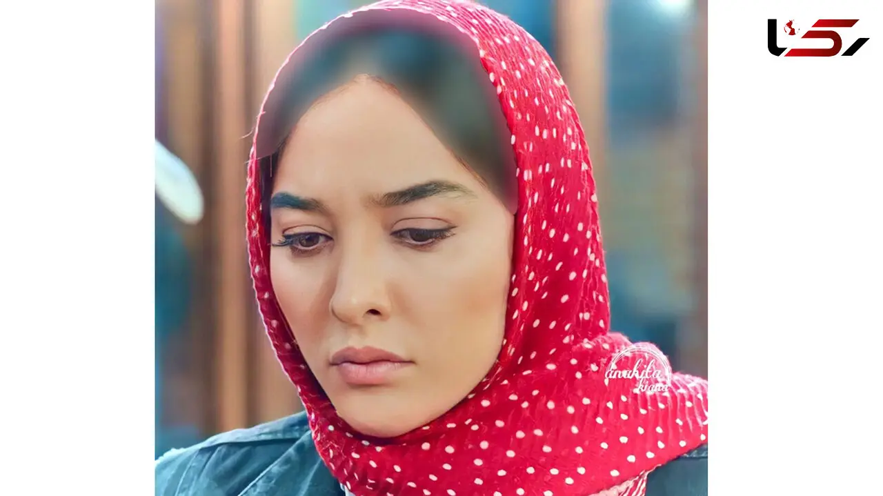 کتابخانه جمع و جور و شیک آناهیتا درگاهی، ارغوان سریال قطب شمال/ تزئین زیبای دیوار با تابلو نقاشی های فروغ فرخزاد+عکس