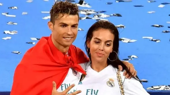 خواهر و مادر رونالدو در کنار رقیب رونالدو؛ مادر شوهر و خواهر شوهر جورجینا خون به جگرش کردن!