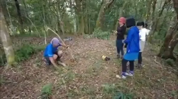 فیلم وحشتناک از لحظه زلزله 7 ریشتری در تایوان / خانواده طبیعت گرد در دل جنگل روی زمین افتادند 