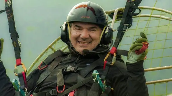 قدیمی ترین پاراگلایدر سوار ایران  را بشناسید/  دخترم و دامادم در آسمان عقد کردند/ + عکس و گفتگو