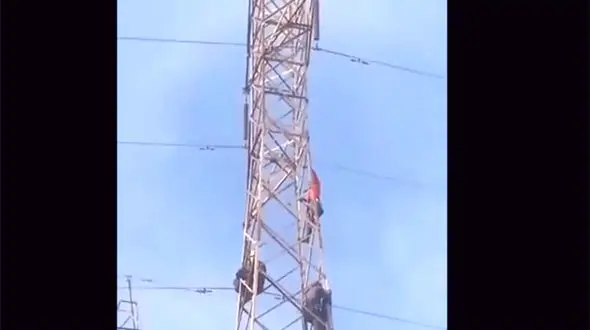 خودکشی هولناک یک زن از بالای دکل برق + فیلم لحظه