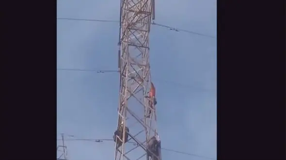 خودکشی هولناک یک زن از بالای دکل برق + فیلم لحظه