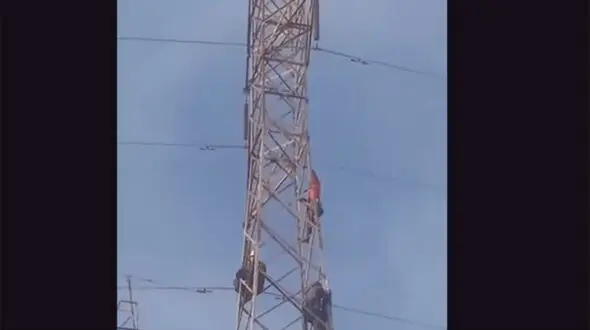 خودکشی هولناک یک زن از بالای دکل برق + فیلم لحظه
