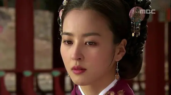 استایل ساده و زیبای «بانو سوسانو» در یک نمایشگاه نقاشی