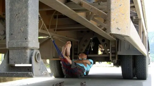 مردم این کشور روی چوب ،سنگ،فلز و حتی زیر کامیون چرت می زنند+تصاویر